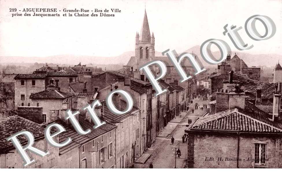 Grande rue  - bas de la ville et la chaine des domes