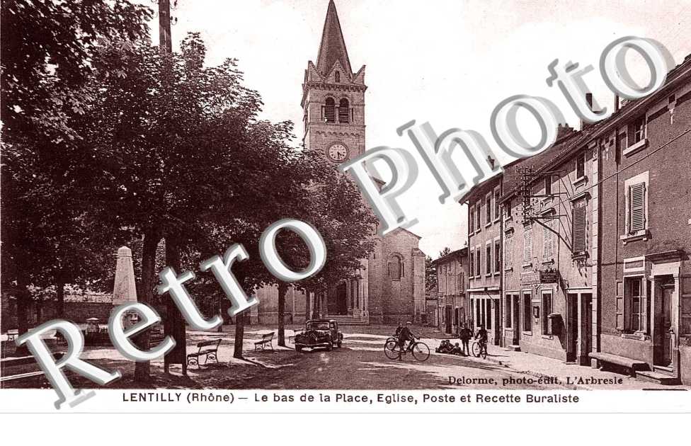 Bas de la place , eglise , poste et recette buraliste