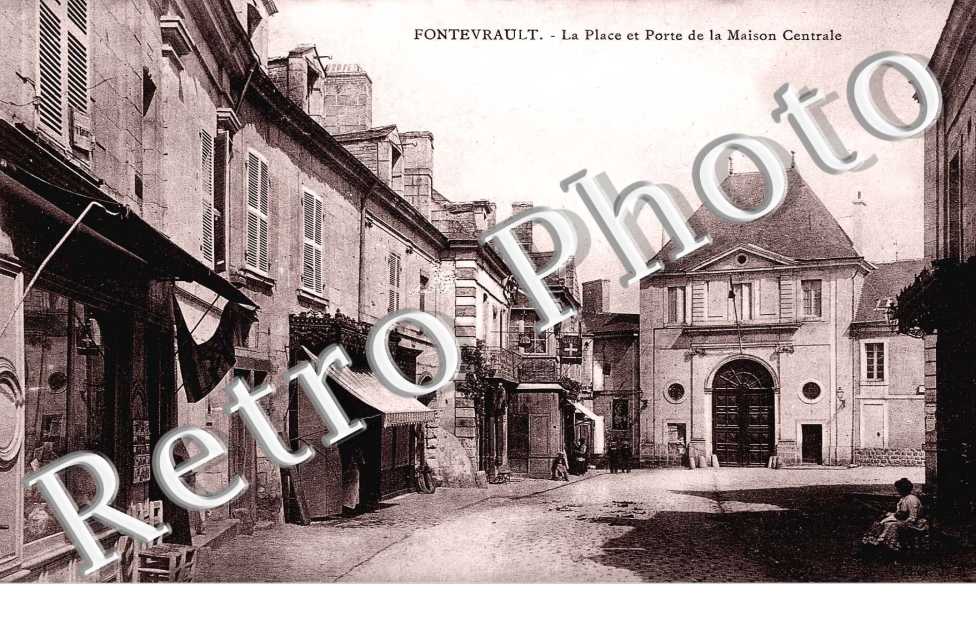 la place et porte de la maison centrale