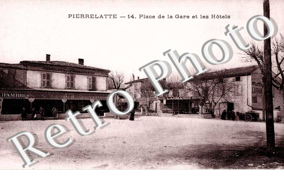 Place de la gare et les hotels
