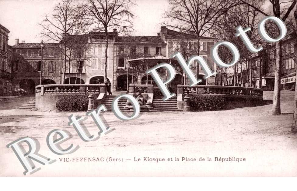 le kiosque et la Place de la Republique