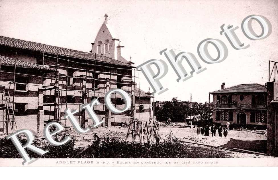 eglise en construction et cite