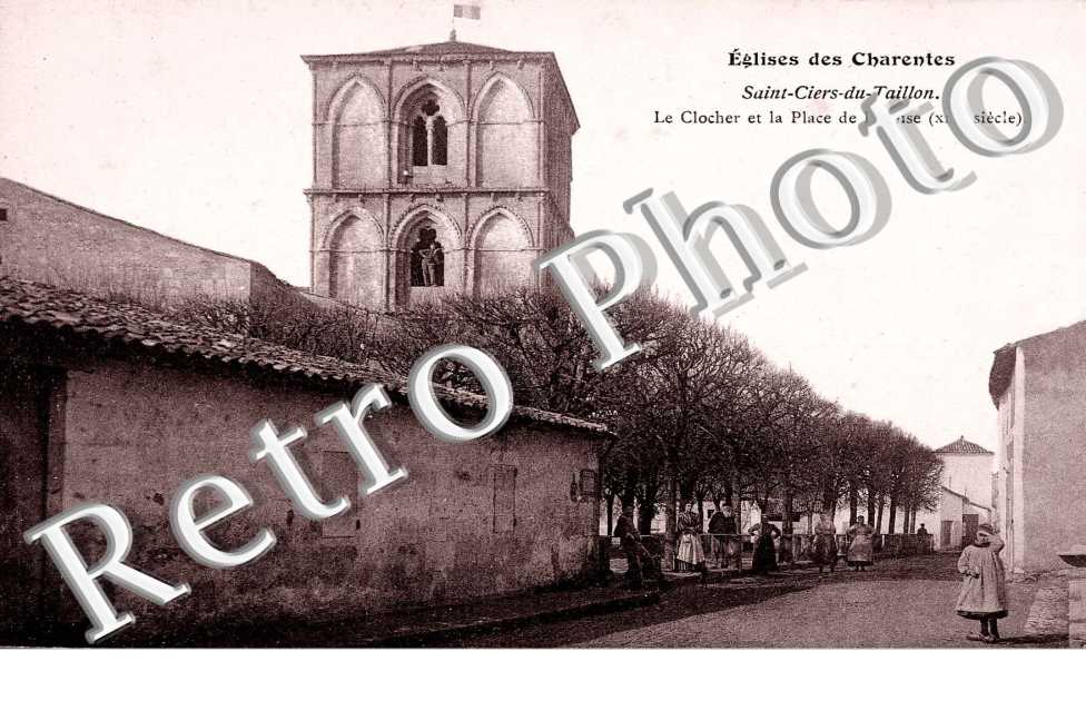 Le clocher et la place de l'eglise