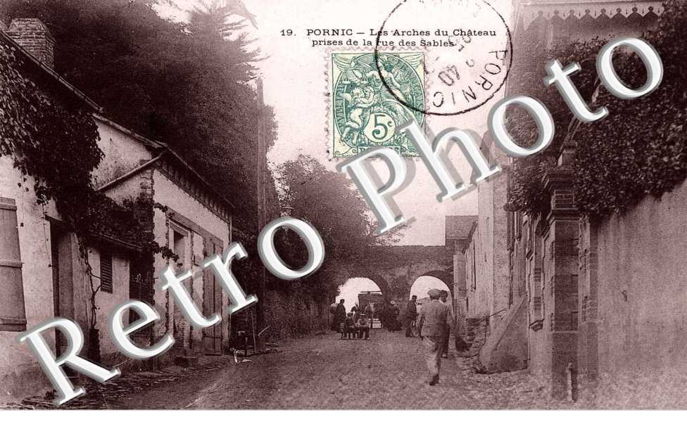 Les Arches du Chateau prises de la Rue des Sables
