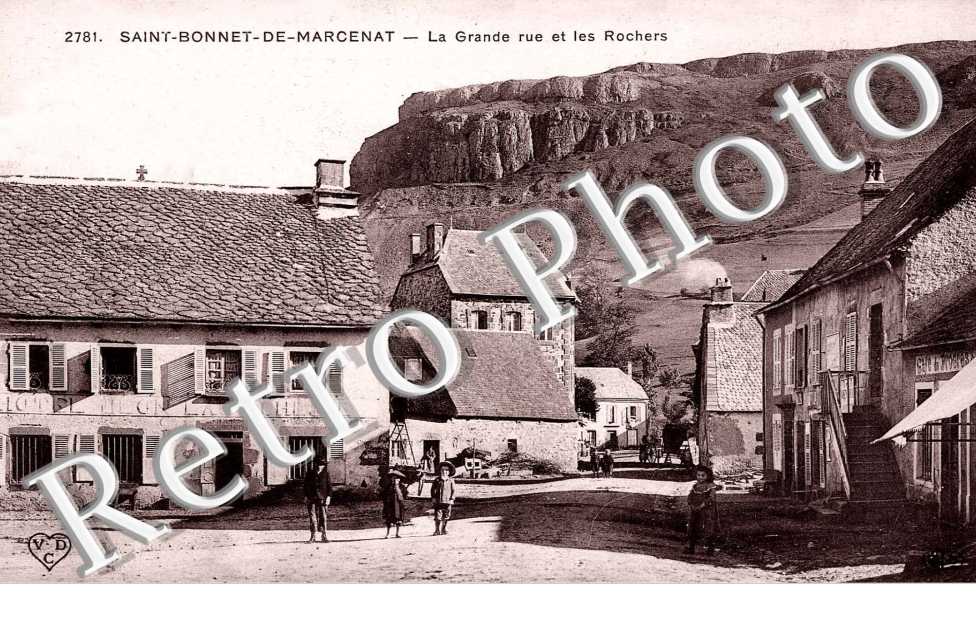 St Bonnet de Marcenat - Grande rue et les rochers
