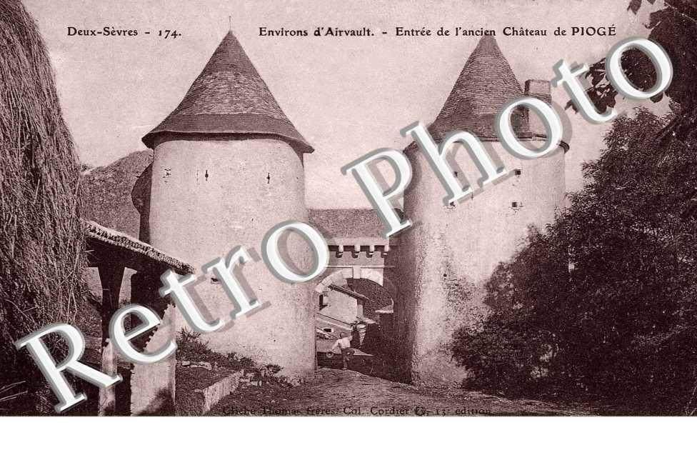entree de l'ancien chateau de Piogé