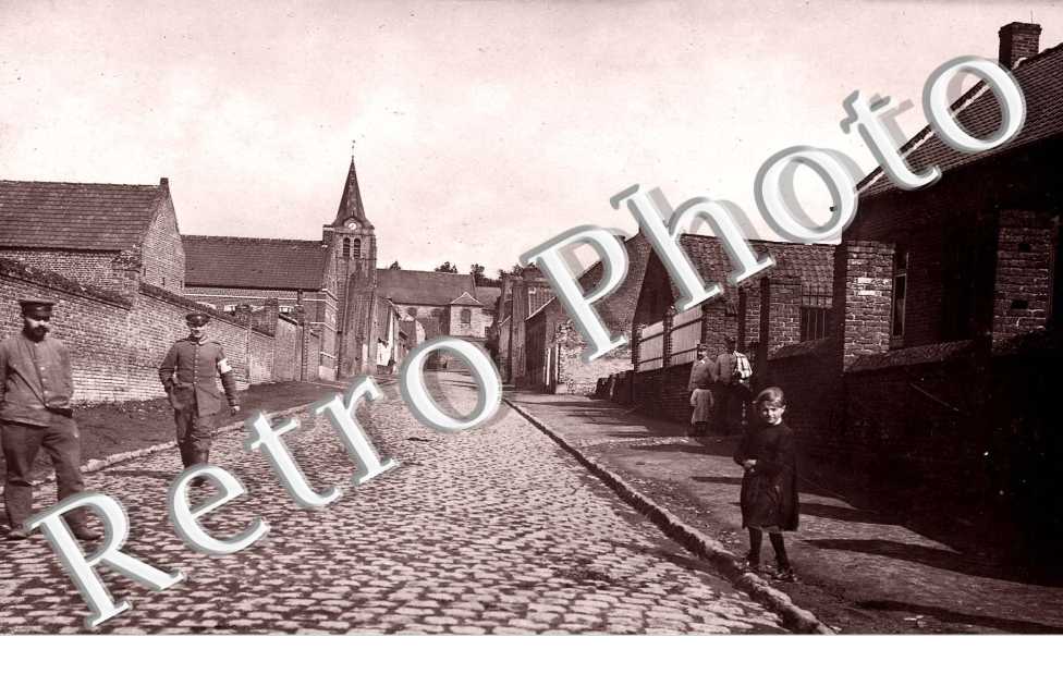 Une rue vers eglise - carte postale militaire allemande octobre 1916