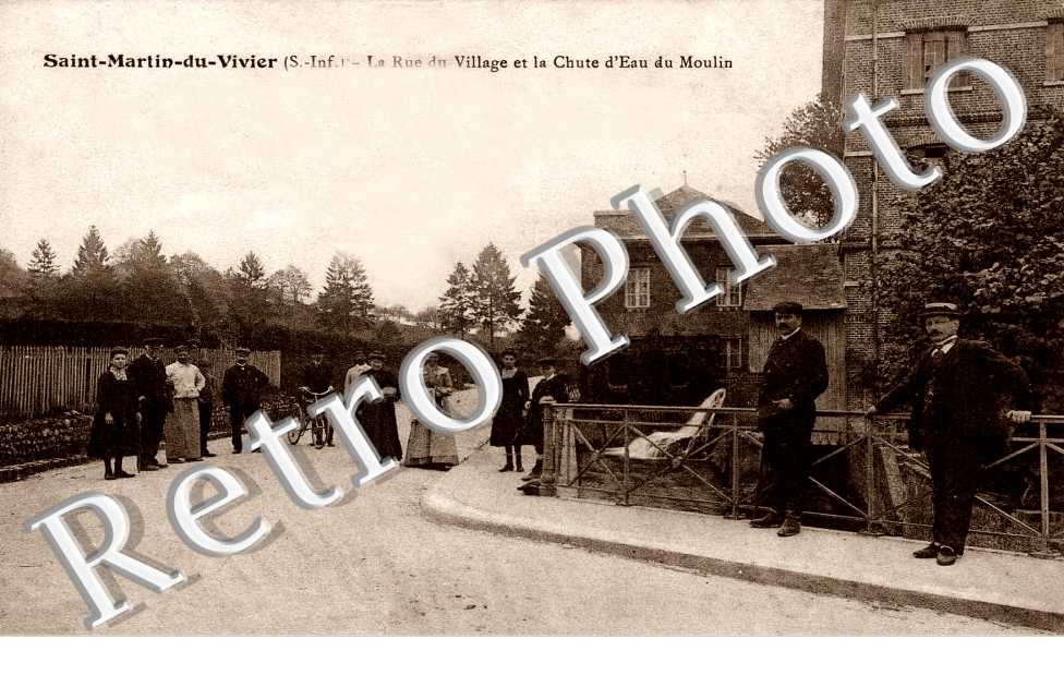 La rue du village et la chute d'eau du moulin