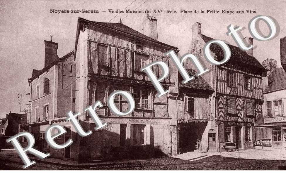 vieilles maisons du XVe siecle, place de la petite etape aux vins
