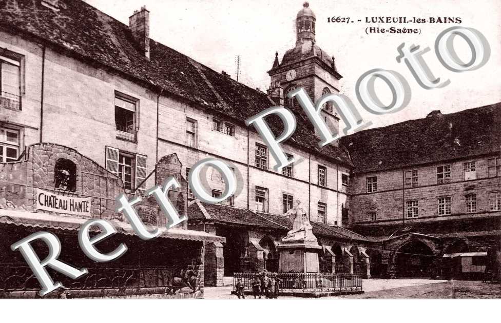 Une Place - Manege " Chateau hante "
