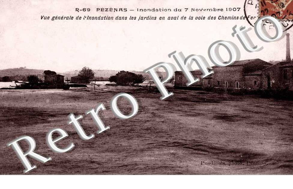 vue generale de l'inondation de 1907 dans les jardins en aval de la voie des chemins de fer