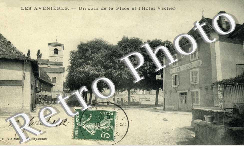 un coin de la place et l'hotel Vacher