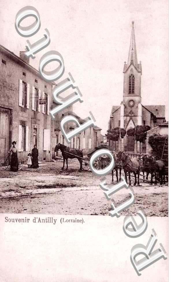 l'Interieur du Village et l'Eglise