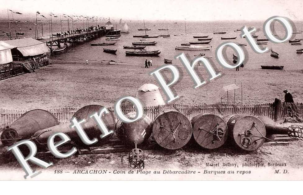 Barques au repos - coin de plage au debarcadere