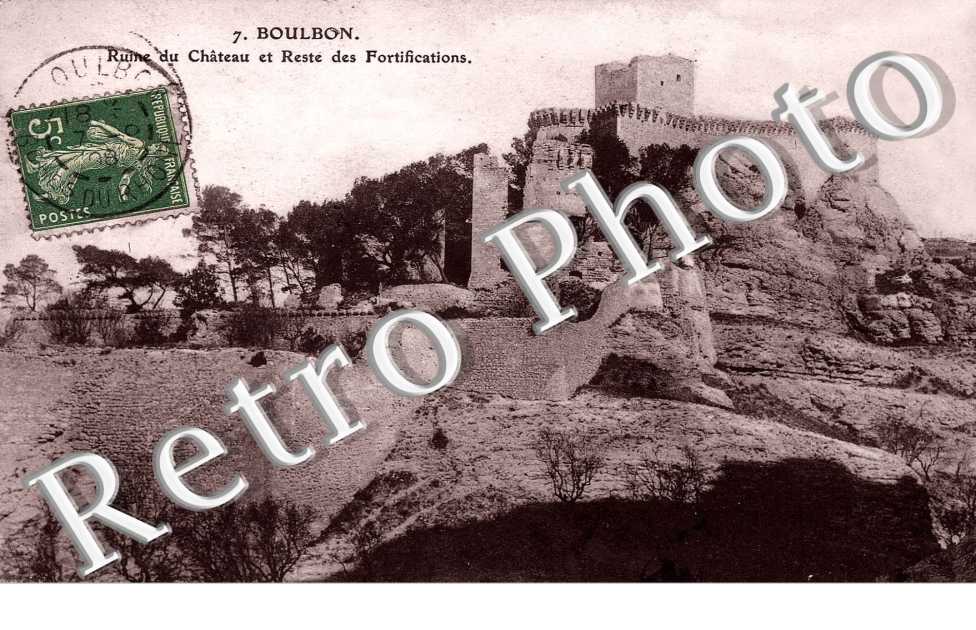 Ruines du chateau et reste des fortifications