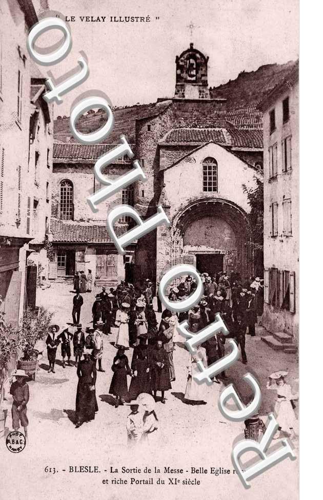 la sortie de la messe belle eglise romane et riche portail du XIe siecle