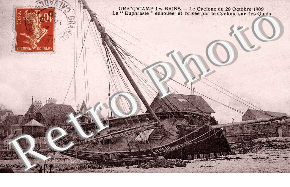 LE CYCLONE du 28 1909 - la "Euphrasie" echouee et brisee par le cyclone sur les quais
