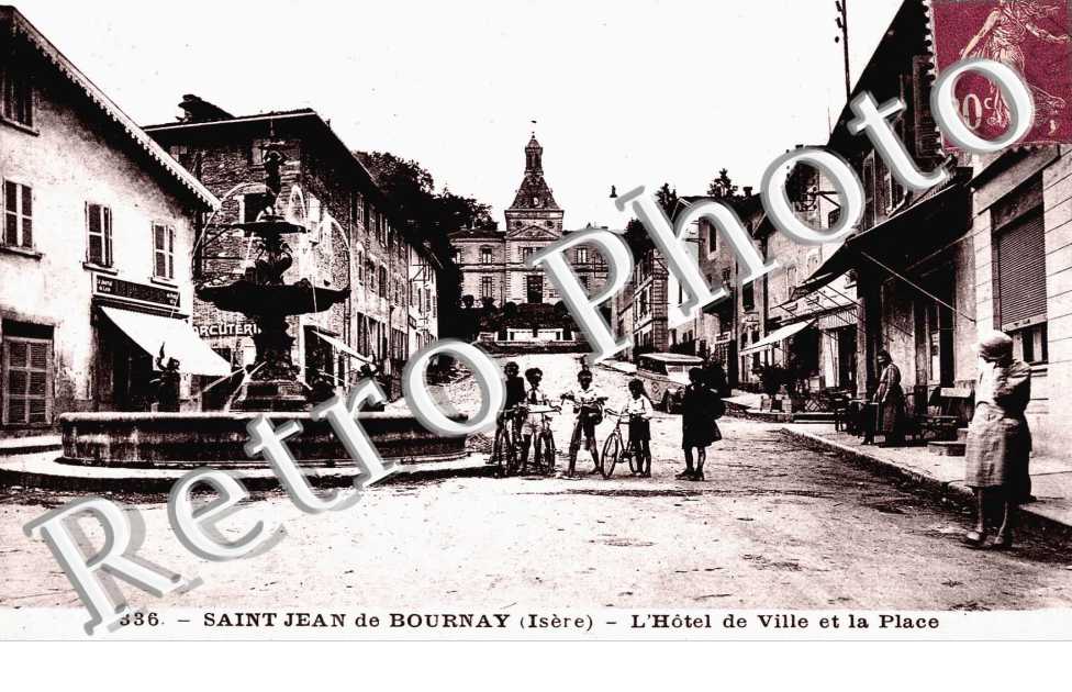 l'hotel de ville et la place