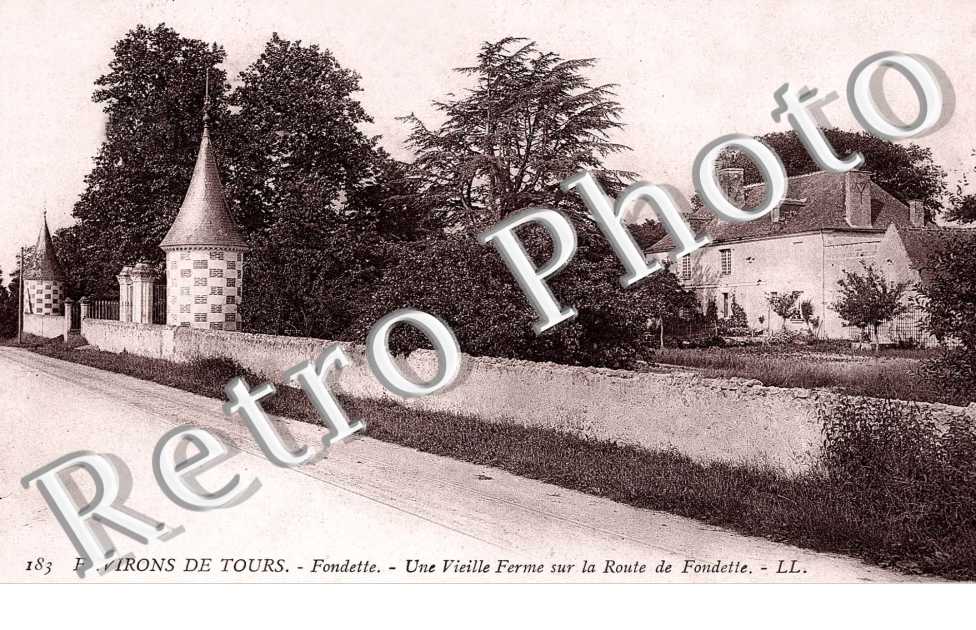 Une vieille ferme sur la route de Fondette