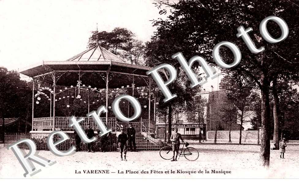 La Varenne - La place des fetes et le kiosque a musique