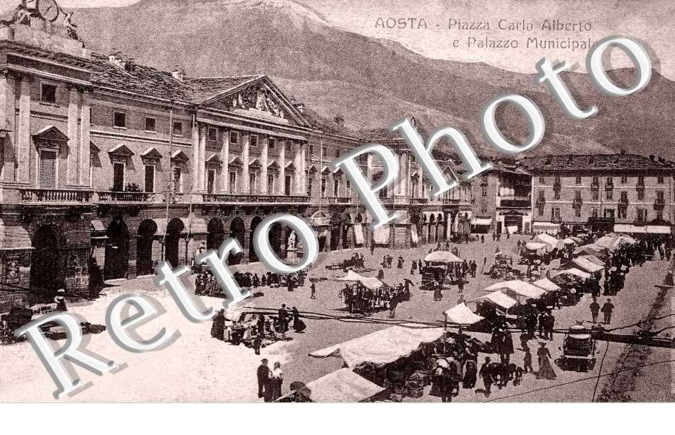 piazza Carlo Alberto e palazzo municipale
