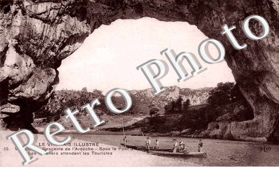 Descente de l'Ardeche - Sous le pont d'Arc - Les Bateliers attendent les touristes