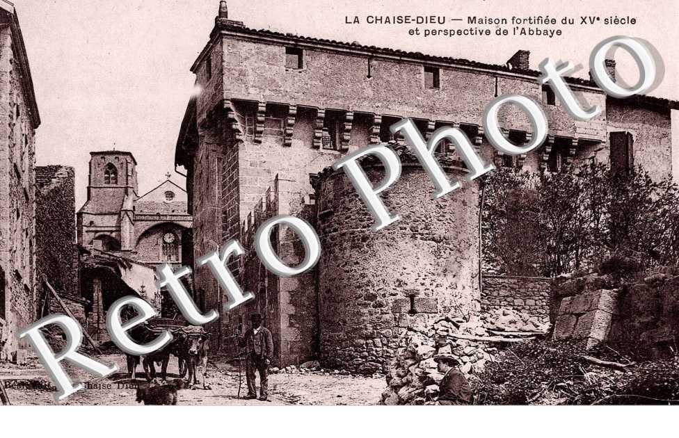 maison fortifife du XVe siecle et perspective de l'abbaye