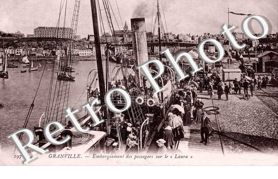 embarquement des passagers sur le "Laura"