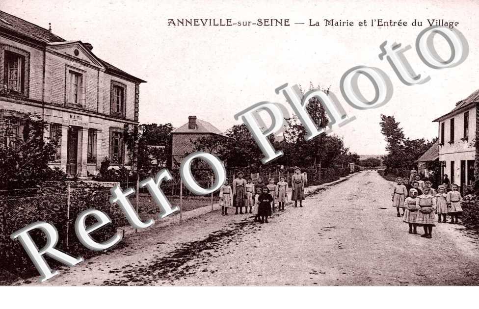 La Mairie et l'Entree du Village