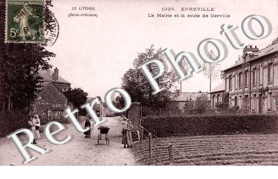 la mairie et la route de Gerville