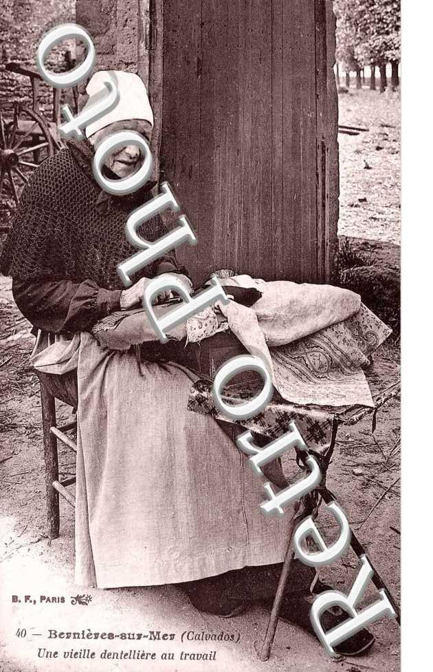 une vieille dentellieres au travail