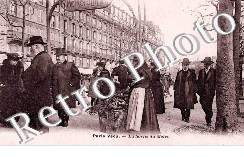 Paris Vecu - La sortie du metro