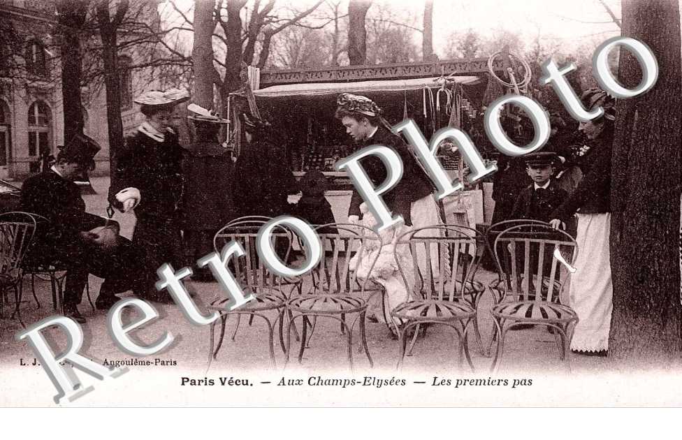 AUX CHAMPS ELYSEES  les premiers pas