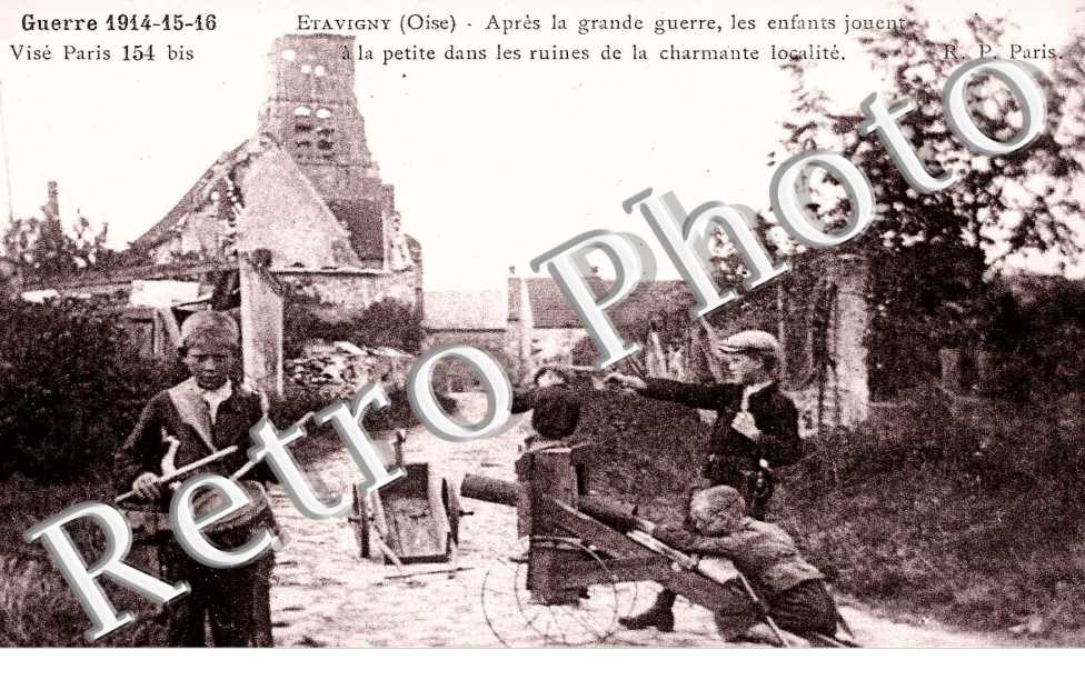 les enfants jouant dans les ruines