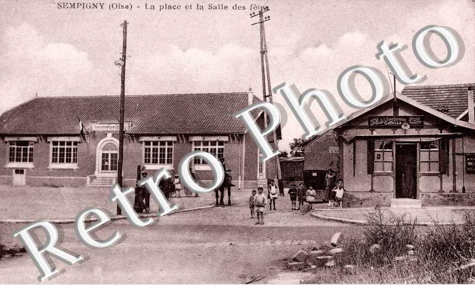 La Place et la salle des Fêtes
