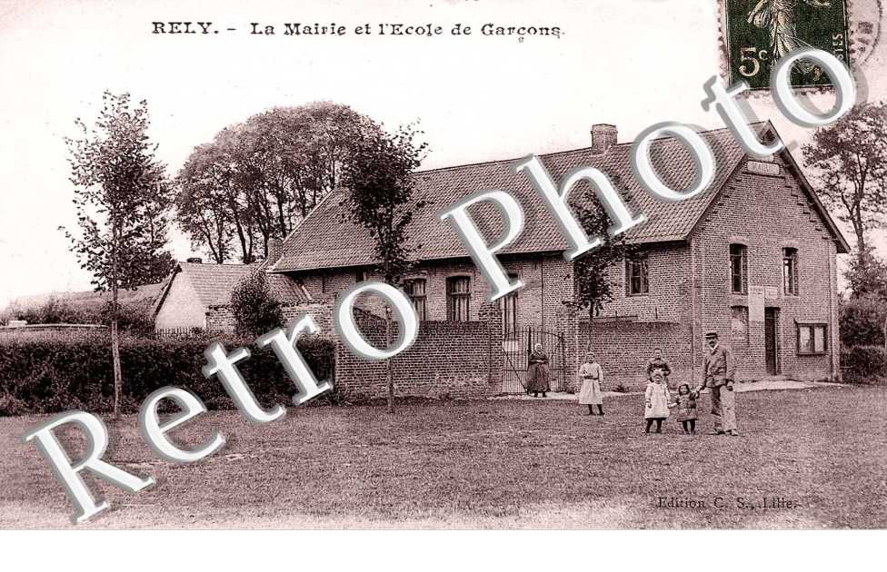 La mairie et l'ecole des garcons