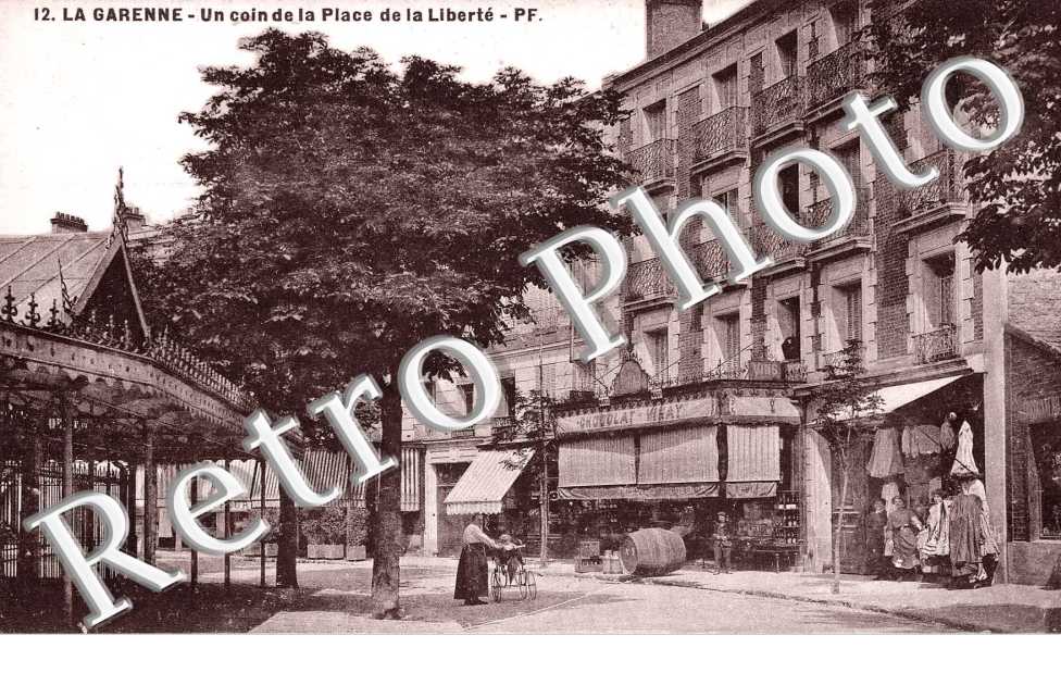 UN COIN DE LA PLACE DE LA LIBERTE