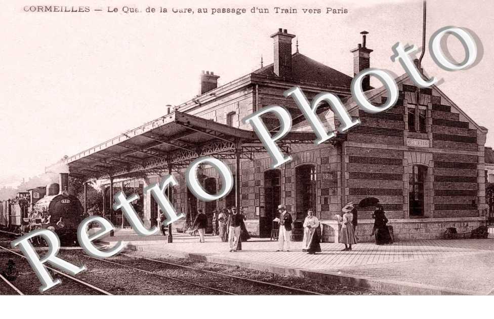 Le quai de la gare au passage d'un train vers Paris