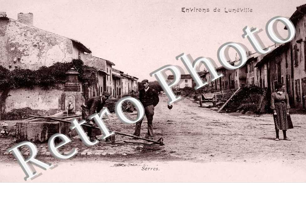 ( une rue du village )