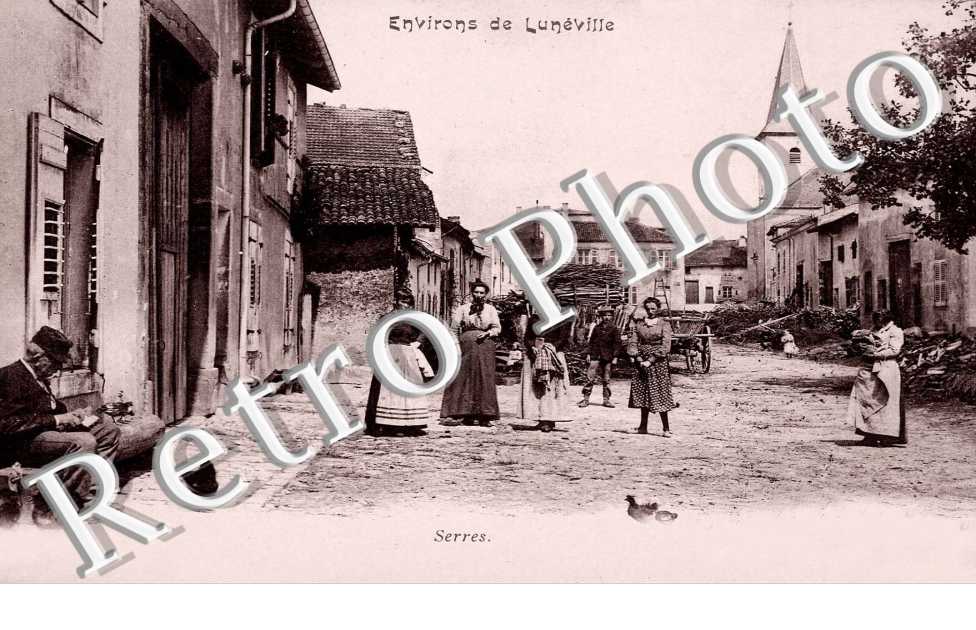 ( une rue du village )