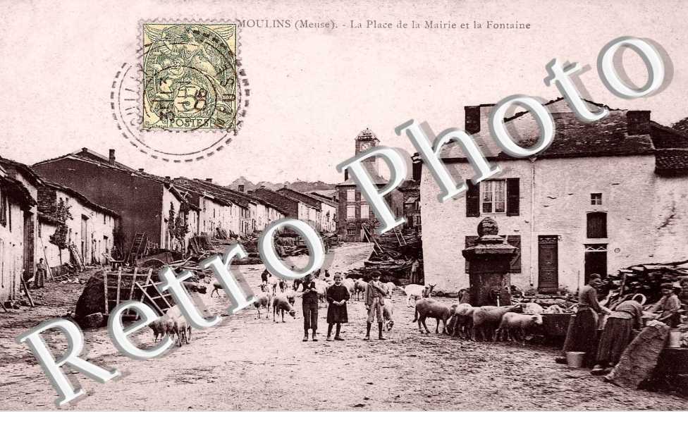 La place de la mairie et la fontaine