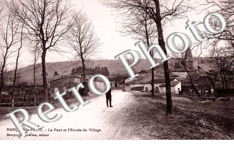 Le pont et l'entree du village