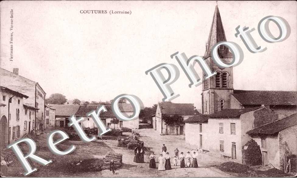 la Place en face de l'eglise