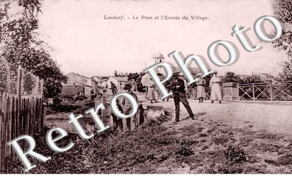 Le pont et l'entree du village
