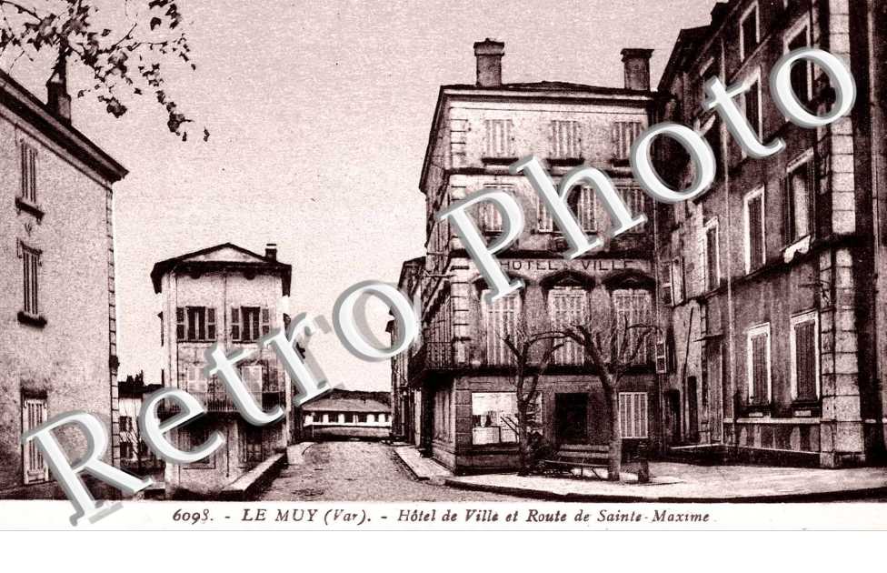 Hotel de ville et route de Sainte-Maxime