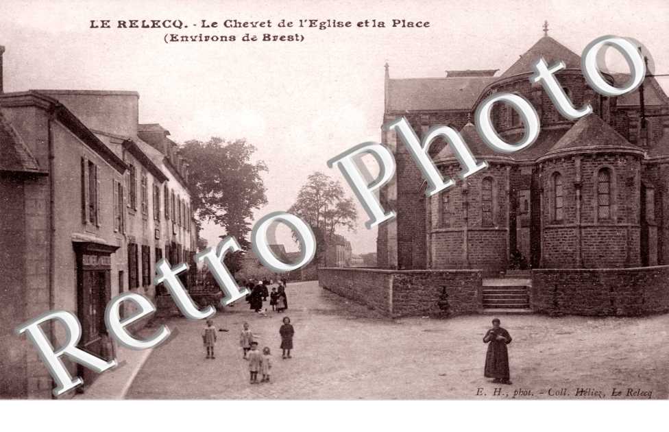 le chevet de l'eglise et la place