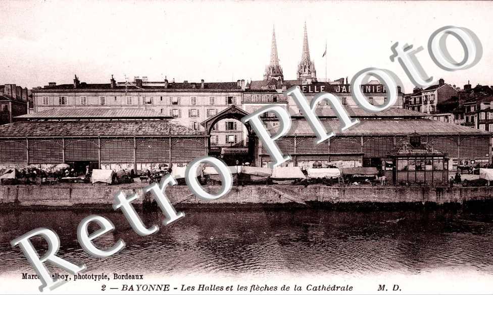 Les Halles et les fleches de la cathedrale