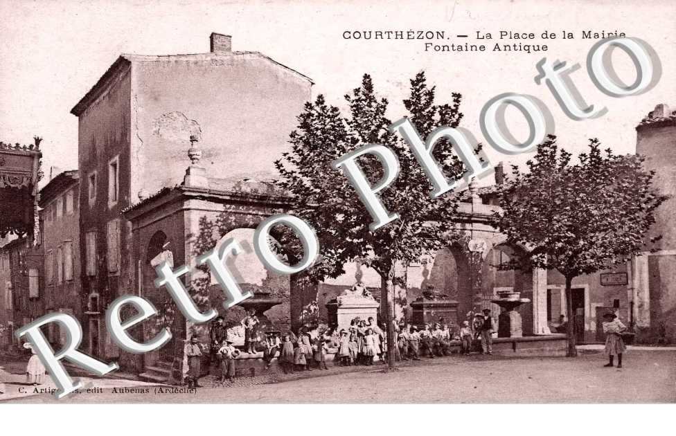 la place de la Mairie fontaine antique
