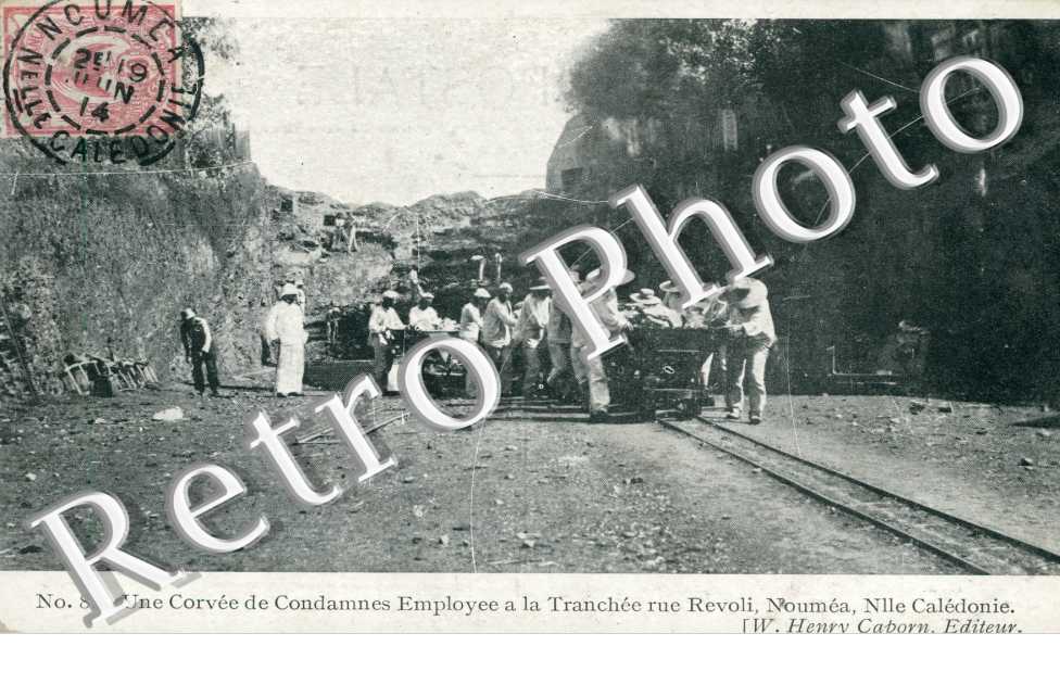 Une Corvee de Condamnees Employes a la Tranchee rue Revoli