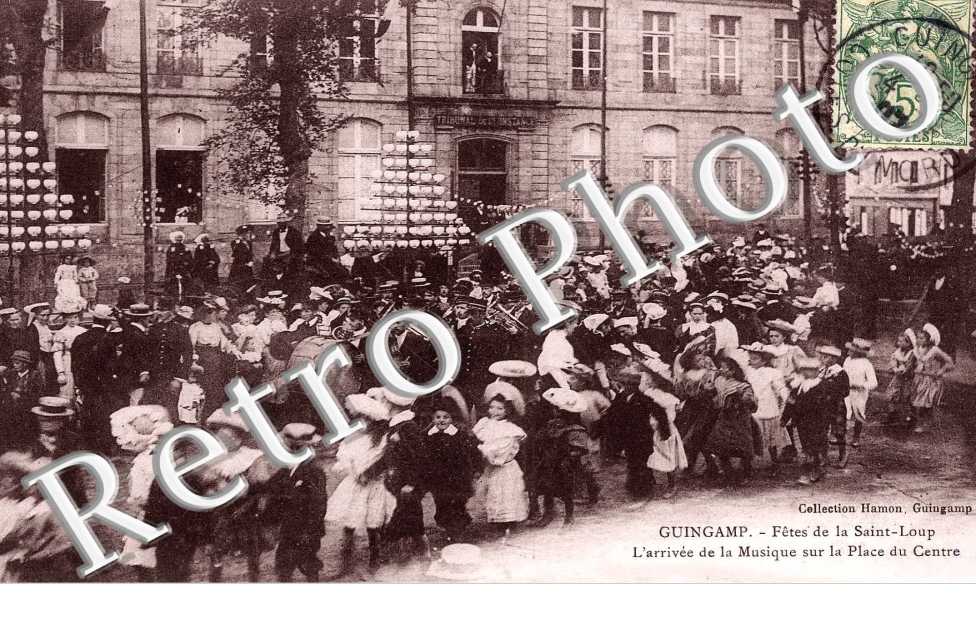 fetes de la St Loup , l'arrivee de la musique sur la place du Centre